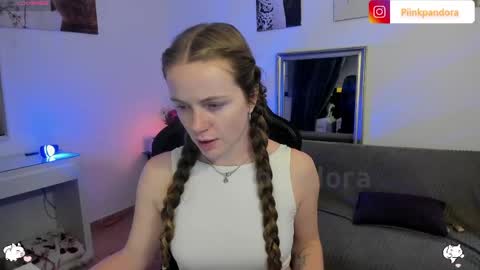 Snapshot of piinkpandora chatting on 04/19/26, 08:33 PiinkPandora online show from 04/19/26, 08:33