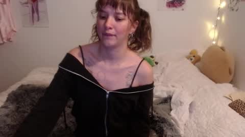 Snapshot of pikawiii chatting on 01/22/25, 02:26 ill be back on monday 18th of november online show from 01/22/25, 02:26