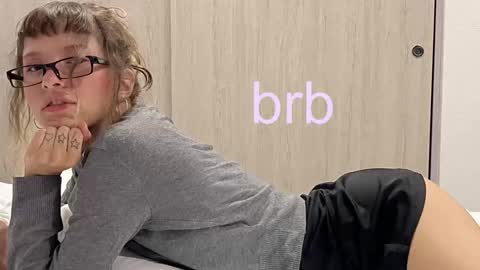 Snapshot of pikawiii chatting on 02/08/25, 03:08 ill be back on monday 18th of november online show from 02/08/25, 03:08