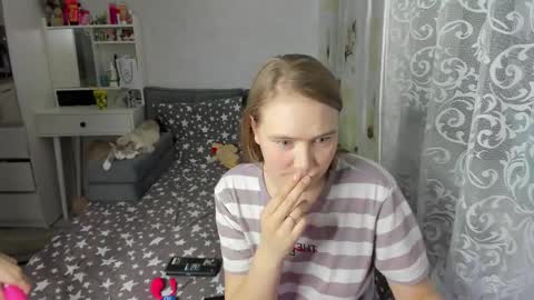 Snapshot of pikmi_obsos chatting on 03/25/26, 04:46 Adele and Elli online show from 03/25/26, 04:46