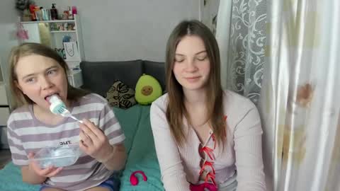 Snapshot of pikmi_obsos chatting on 04/03/26, 05:11 Adele and Elli online show from 04/03/26, 05:11