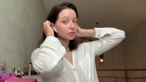 Snapshot of pileacadieri__ chatting on 01/30/25, 03:33 Trisha     online show from 01/30/25, 03:33