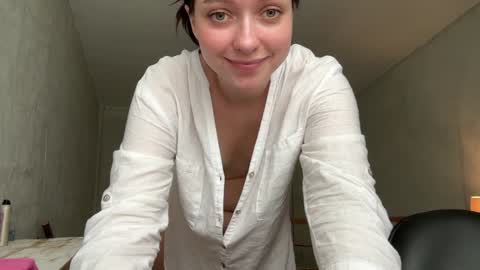 Snapshot of pileacadieri__ chatting on 01/30/25, 06:35 Trisha     online show from 01/30/25, 06:35