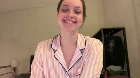 Snapshot of pileacadieri__ chatting on 03/12/25, 11:42 Trisha     online show from 03/12/25, 11:42