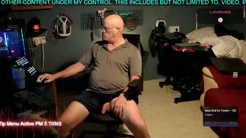 Snapshot of pilot_dave_69 chatting on 10/26/25, 05:24 Dave online show from 10/26/25, 05:24