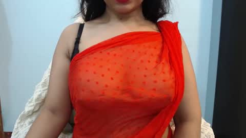 Snapshot of pilowprincess chatting on 11/11/25, 06:52 Sayra online show from 11/11/25, 06:52