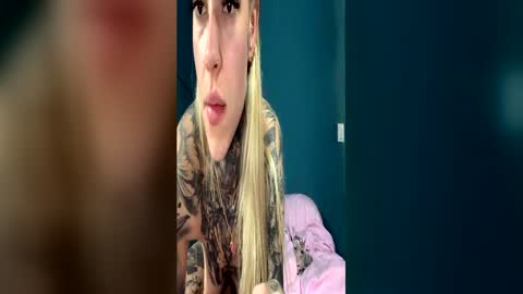 Snapshot of pinafox chatting on 04/25/26, 11:46 PinaFox online show from 04/25/26, 11:46