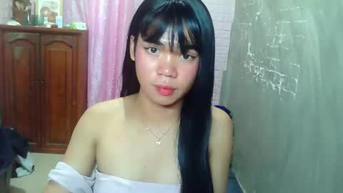Snapshot of pinayasian_angela chatting on 12/22/25, 06:21 pinayasian_angela online show from 12/22/25, 06:21