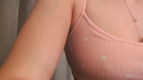 Snapshot of pineapple__mood chatting on 05/24/26, 06:24 online show from 05/24/26, 06:24
