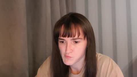 Snapshot of pineapple__mood chatting on 06/17/26, 06:09 online show from 06/17/26, 06:09