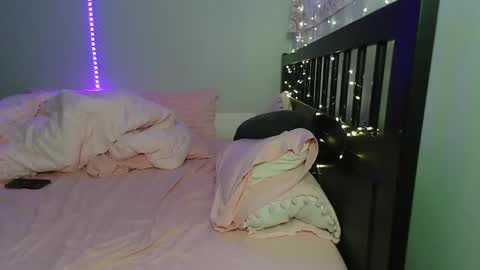 pink_tv online show from 10/22/25, 01:28