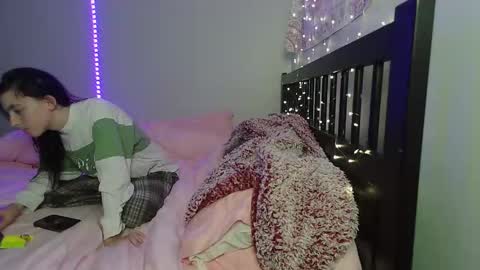 Snapshot of pink_tv chatting on 11/06/25, 02:01 pink_tv online show from 11/06/25, 02:01