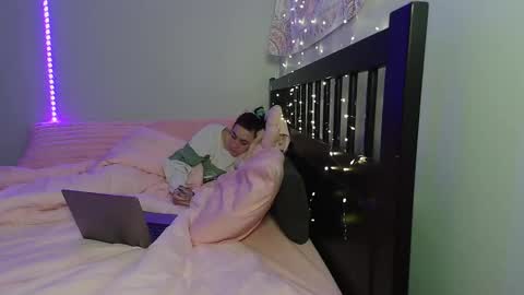 Snapshot of pink_tv chatting on 11/11/25, 04:01 pink_tv online show from 11/11/25, 04:01