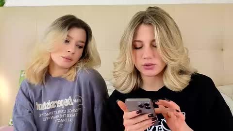 Snapshot of pinkadele chatting on 12/18/25, 09:15 Adele online show from 12/18/25, 09:15