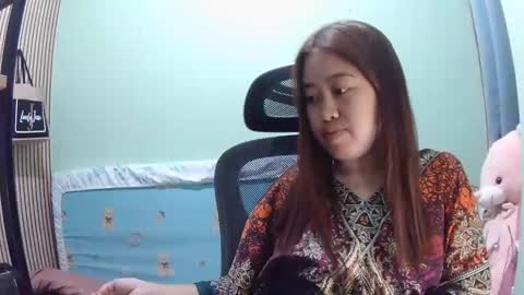 Snapshot of pinkish_shine chatting on 04/27/26, 03:32 Hi its me shine online show from 04/27/26, 03:32