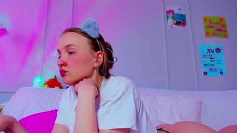 Snapshot of pinkk_lemonade chatting on 03/23/26, 07:23 Mila online show from 03/23/26, 07:23