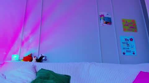 Snapshot of pinkk_lemonade chatting on 04/09/26, 10:31 Mila online show from 04/09/26, 10:31