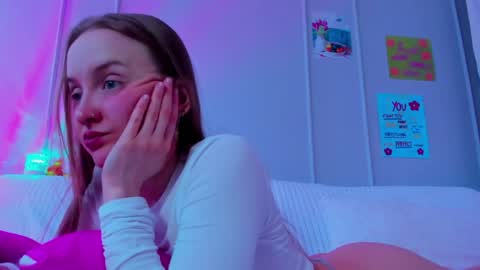 Snapshot of pinkk_lemonade chatting on 04/11/26, 11:25 Mila online show from 04/11/26, 11:25