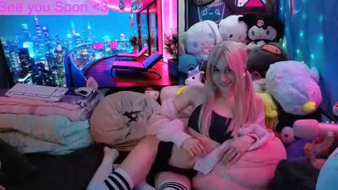 Snapshot of pinkocean3 chatting on 10/26/25, 07:42 Gwenie online show from 10/26/25, 07:42