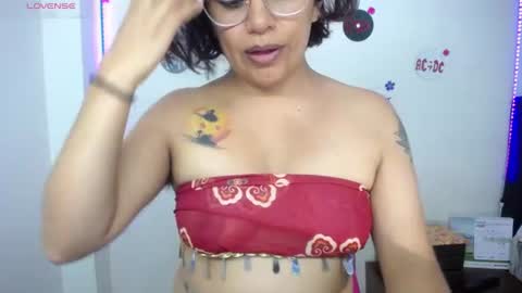 Snapshot of pinky_pinky_ chatting on 07/05/26, 04:19 VIOLETA LOPEZ online show from 07/05/26, 04:19
