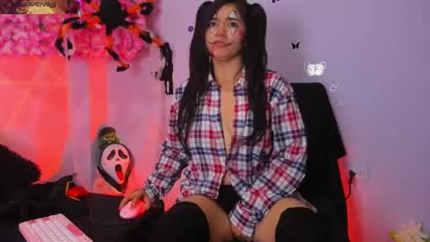 Snapshot of pinky_purr chatting on 10/31/25, 04:52 Pinky Purr online show from 10/31/25, 04:52