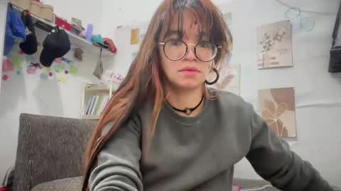 Snapshot of pinkyrosexx chatting on 12/21/25, 05:42 Rose online show from 12/21/25, 05:42