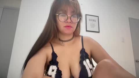 Snapshot of pinkyrosexx chatting on 03/27/26, 10:31 Rose online show from 03/27/26, 10:31