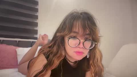 Snapshot of pinkyrosexx chatting on 06/08/26, 11:49 Rose online show from 06/08/26, 11:49