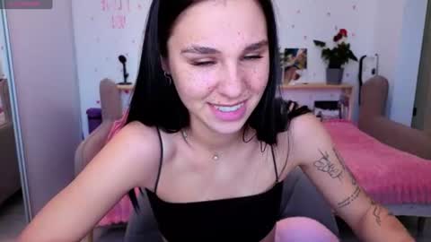Snapshot of pixie_molly chatting on 07/05/26, 04:19 Molly online show from 07/05/26, 04:19