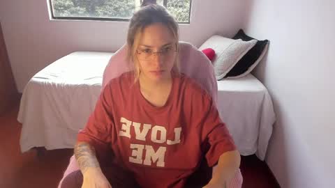 Snapshot of pixiedaemon chatting on 04/18/26, 07:40 pixie online show from 04/18/26, 07:40