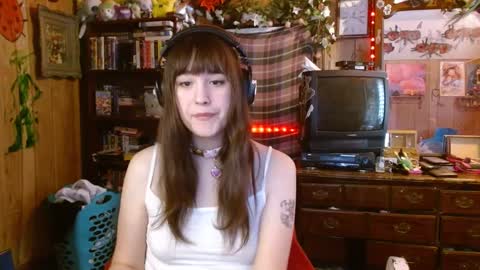 Izzy online show from 02/11/25, 05:18