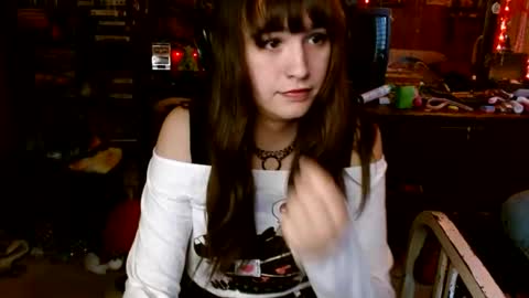 Snapshot of pixinun chatting on 11/11/25, 06:19 Izzy online show from 11/11/25, 06:19