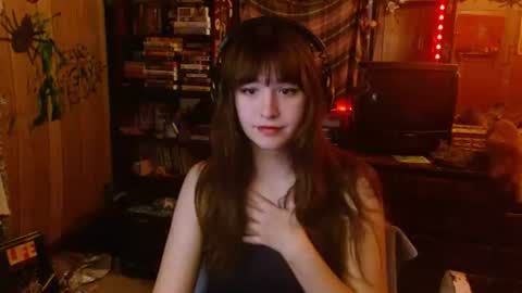 Snapshot of pixinun chatting on 12/01/25, 12:48 Izzy online show from 12/01/25, 12:48