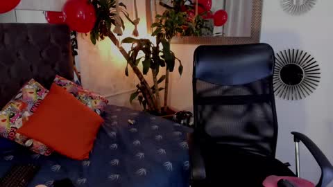 Snapshot of pixy_20 chatting on 02/14/25, 11:42 cris online show from 02/14/25, 11:42