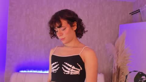 Snapshot of pixy_20 chatting on 09/19/25, 04:25 cris online show from 09/19/25, 04:25