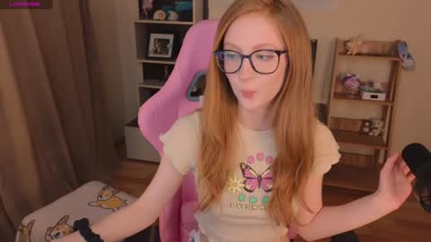 Snapshot of plastic_beach chatting on 12/15/24, 09:53 Lene online show from 12/15/24, 09:53