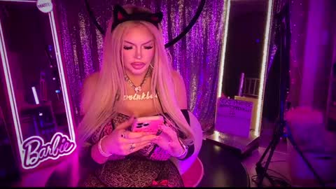 Snapshot of plasticfuckdoll chatting on 01/26/25, 01:41 Dumb bimbo fuck doll online show from 01/26/25, 01:41