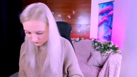 Snapshot of playful_sophie chatting on 12/28/24, 10:36 Sophie online show from 12/28/24, 10:36