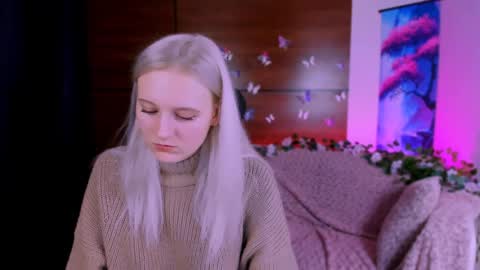 Snapshot of playful_sophie chatting on 12/28/24, 01:38 Sophie online show from 12/28/24, 01:38