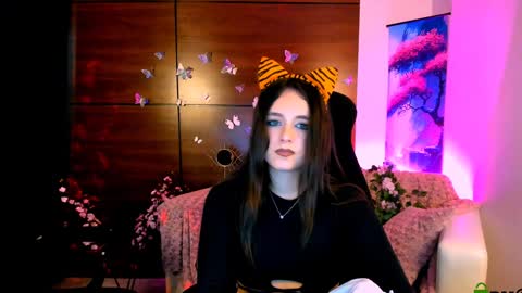 Snapshot of playful_sophie chatting on 01/06/25, 05:06 Sophie online show from 01/06/25, 05:06