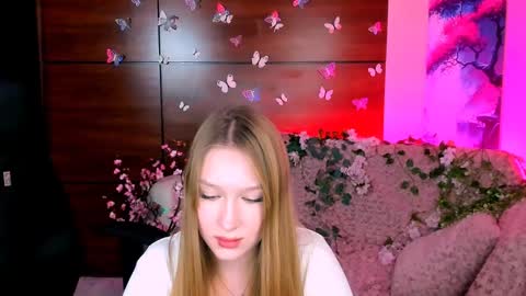 Snapshot of playful_sophie chatting on 02/02/25, 01:19 Sophie online show from 02/02/25, 01:19