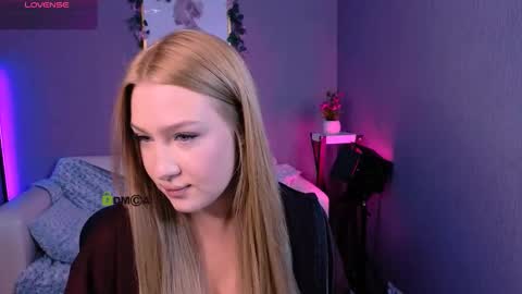 Snapshot of playful_sophie chatting on 10/17/25, 07:27 Sophie online show from 10/17/25, 07:27