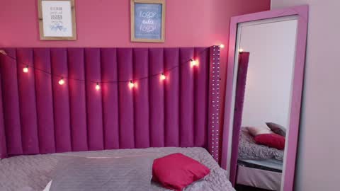 Snapshot of playfuljust_18 chatting on 01/13/25, 12:45 SAMARA online show from 01/13/25, 12:45