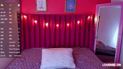 Snapshot of playfuljust_18 chatting on 02/19/25, 12:33 SAMARA online show from 02/19/25, 12:33