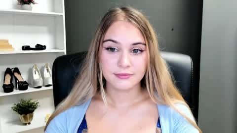 Snapshot of playgirl_valeria chatting on 07/25/26, 06:33 Valeria online show from 07/25/26, 06:33