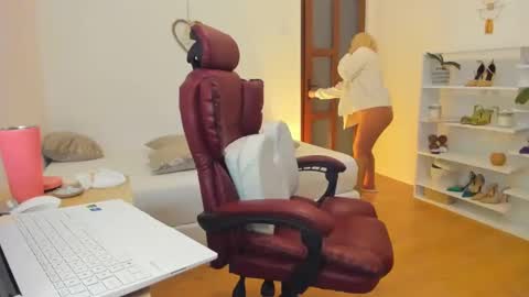 Snapshot of pleasurewitch chatting on 03/06/25, 08:59 PleasureWitch online show from 03/06/25, 08:59