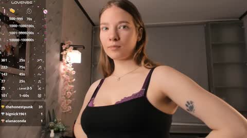 Snapshot of pluf_pluf chatting on 12/22/24, 01:12 HiI am Vivian online show from 12/22/24, 01:12