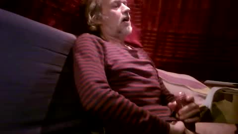 Snapshot of plus84u chatting on 02/14/25, 10:25 Fratzz online show from 02/14/25, 10:25