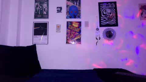 Snapshot of plutonbluemoon_999 chatting on 10/29/25, 12:35 online show from 10/29/25, 12:35