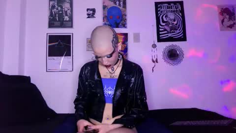 Snapshot of plutonbluemoon_999 chatting on 10/30/25, 01:40 online show from 10/30/25, 01:40